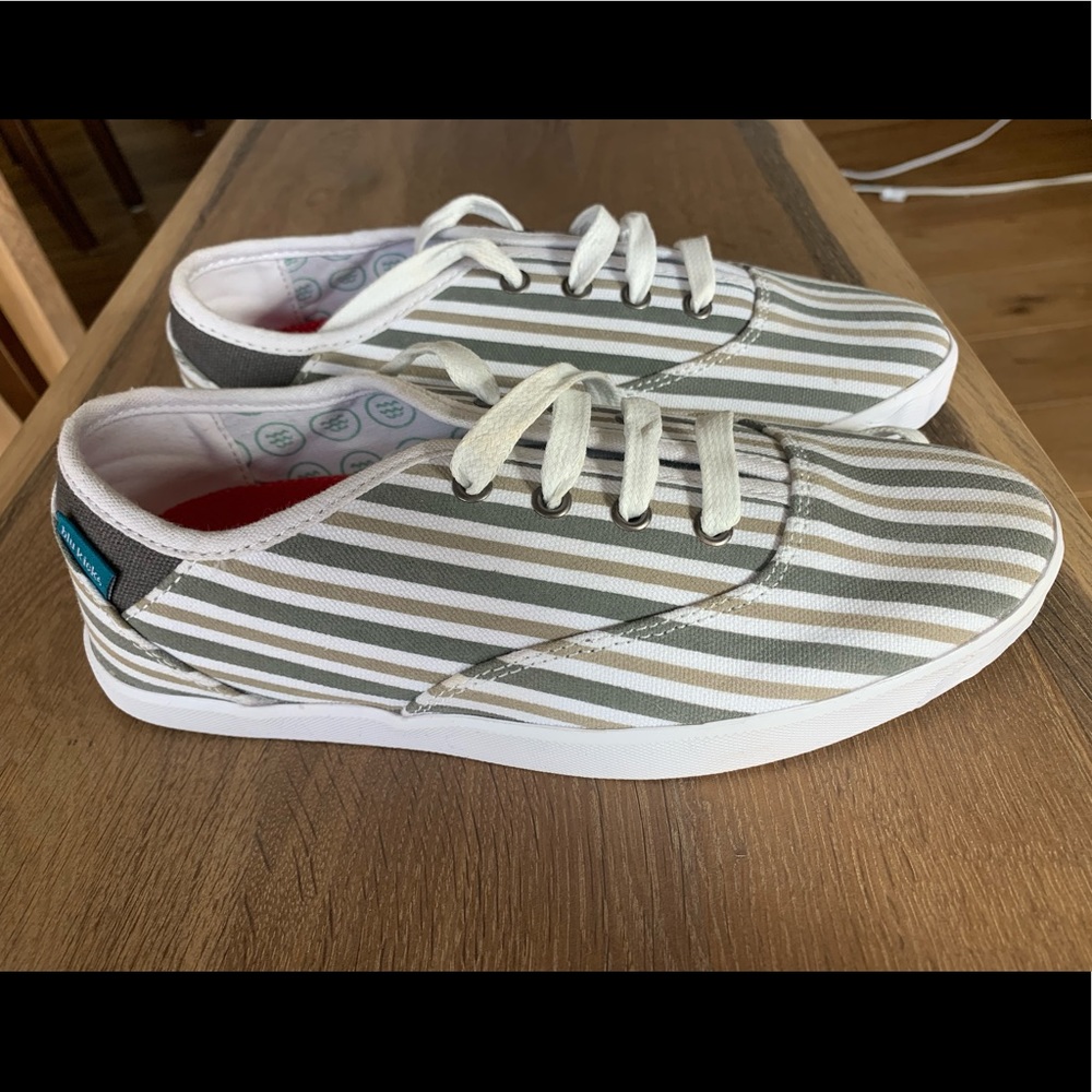 Blu Kicks striped shoe size 7 women’s- new